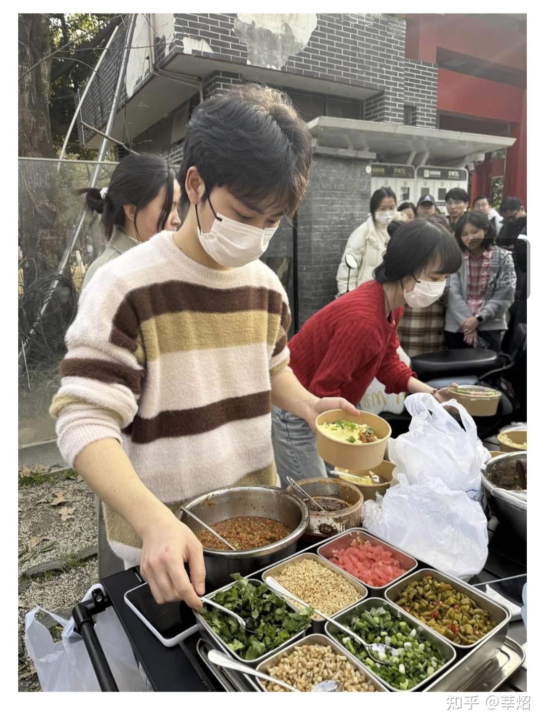 从实验室到小吃车：一位985研究生的"降维创业"实验