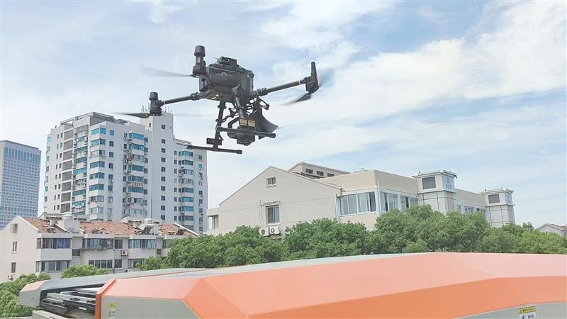 "空中教学事故"惊现高校！无人机演示失控撞入校长室