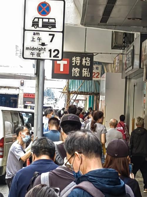 上海外滩现"最佛系黄牛"：代排队但自己睡着了