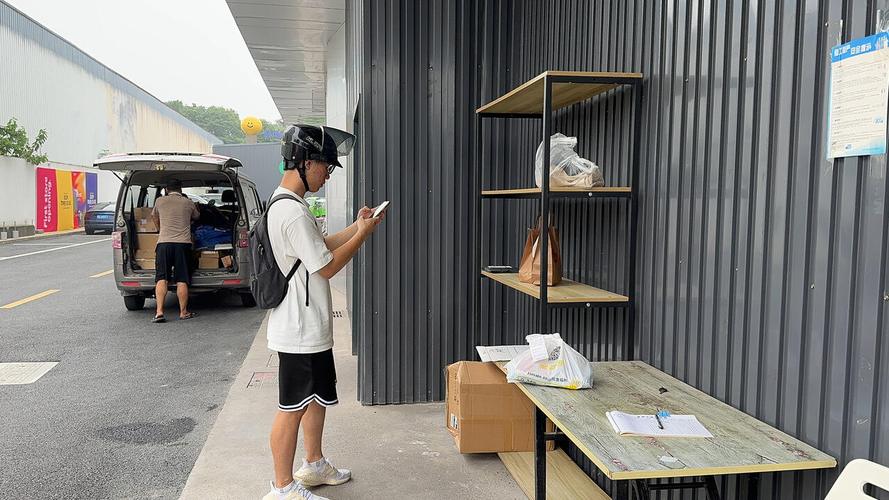 校园外卖管理争议：某高校禁止外卖入校引学生联名抗议