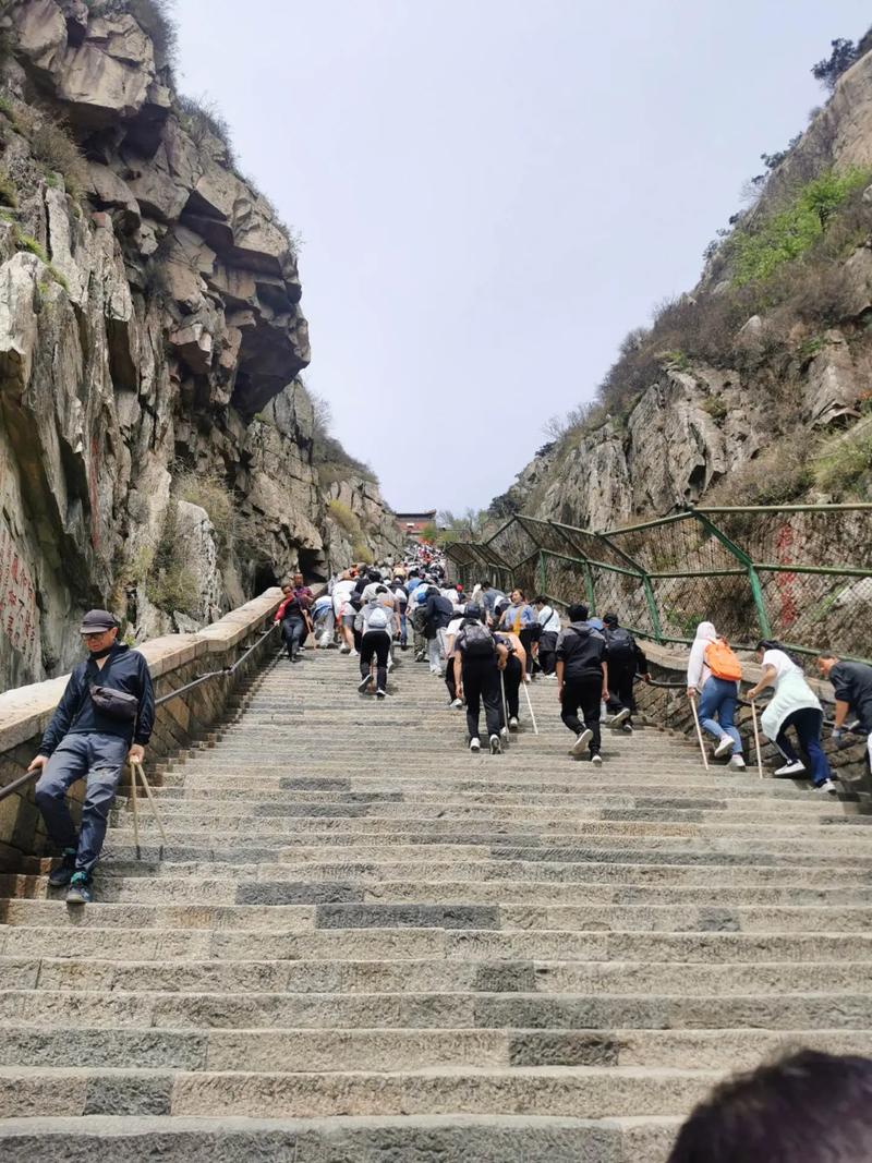 "我要让泰山蹦个迪！" 六旬退休教师携30斤音响登顶 创最硬核广场舞纪录