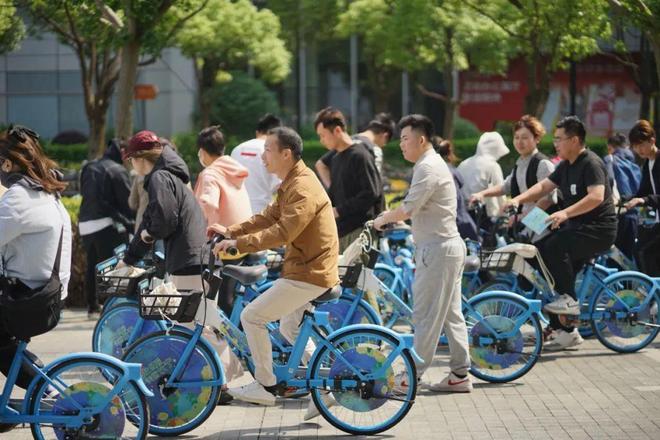堵车催生最浪漫逆行：郑州新人用共享单车完成"骑行婚礼"