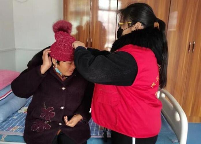 北京胡同现"共享奶奶"服务：年轻家长轮流照顾空巢老人换免费育儿协助