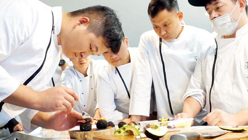 《高校食堂惊现"分子料理"窗口，食品科学专业学生实战作品