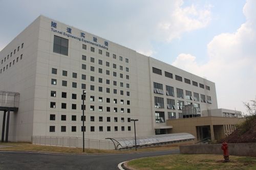剑桥大学实验室突破：用"空气发电"技术点亮整个校园