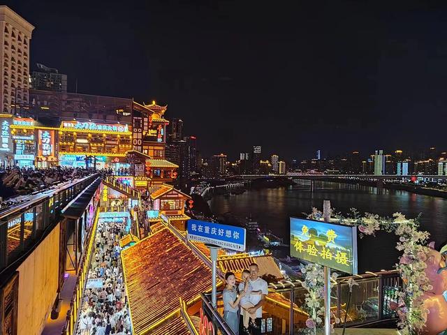 重庆"火锅巴士"爆红！边吃毛肚边看洪崖洞夜景