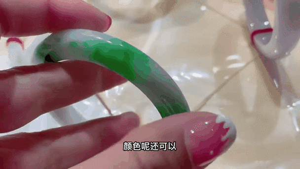 【独家探秘】中国商人斥资20亿打造玉石王国：连马桶都是帝王绿翡翠
