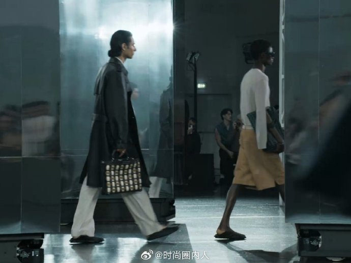 【独家直播】泛黄信纸触碰数字时代：图书馆穹顶百年时间胶囊开启全记录