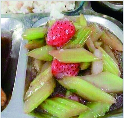 高校食堂现黑暗料理？这道草莓炒芹菜三天斩获200万播放