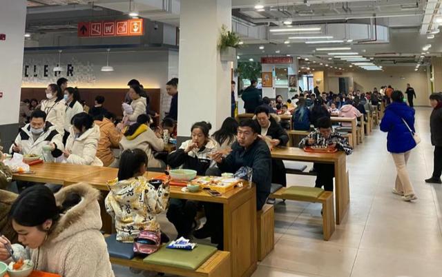 "复旦食堂惊现‘论文套餐’？学生：吃顿午饭灵感爆棚""