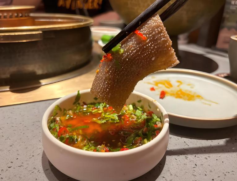 "红油沸腾时，所有矜持都随毛肚沉浮：七上八下的不是食物，是成年人默许的放纵。
