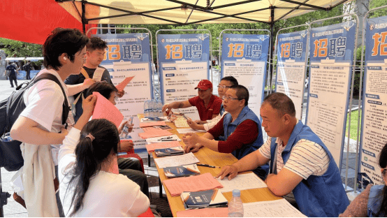 "年薪30万起！武大这场招聘会为何被学生挤爆？