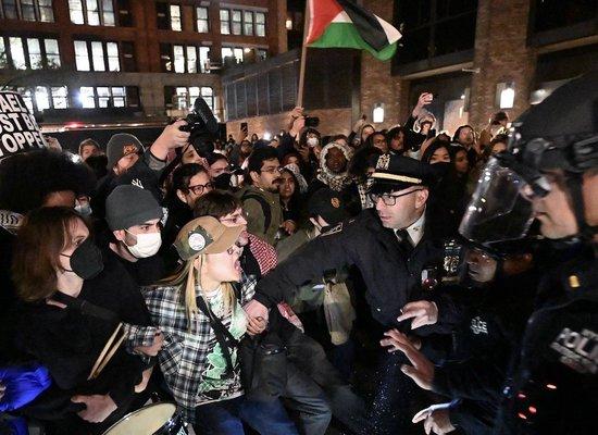 美国大学爆发"反以"示威，学生与警察爆发冲突
