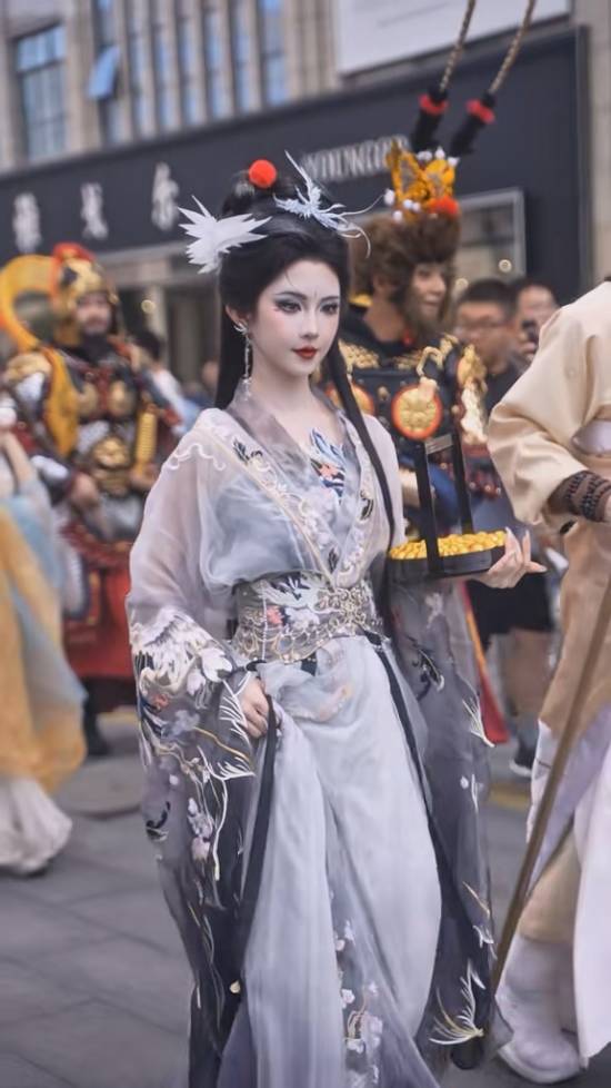 "毕业照内卷现场：从汉服到cosplay的创意PK"