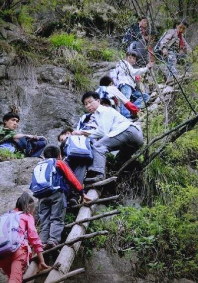四川悬崖村搬迁后，留守老人坚持每天爬旧山路