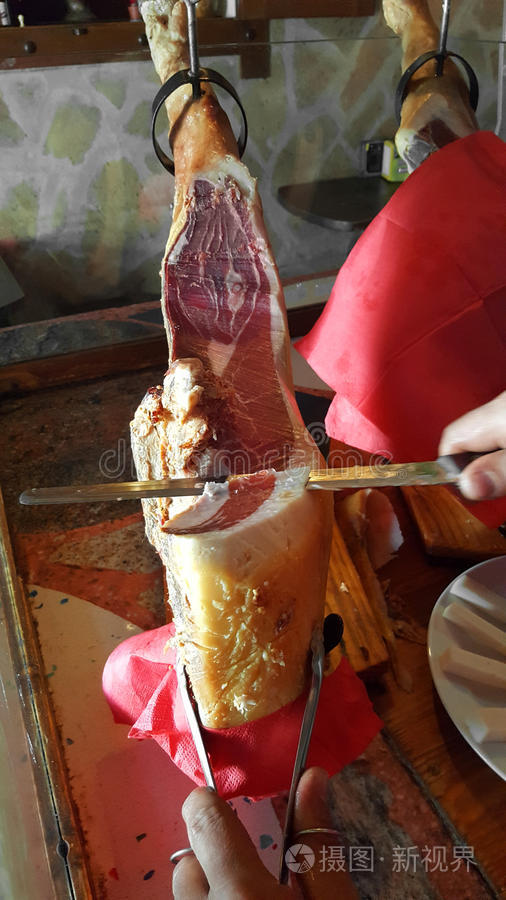 "西班牙火腿切割大赛在上海举行，冠军刀工惊呆老饕"