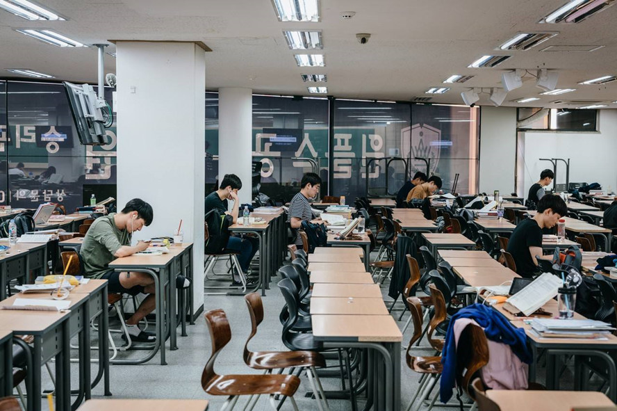 韩国"高考工厂"倒闭潮：60%补习班因生育率暴跌关门  