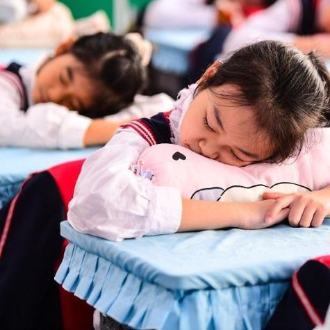 教育部试点"午休课"：小学生每天强制午睡1小时引家长热议