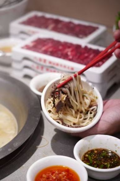 凌晨3点的潮汕牛肉火锅店：屠宰场到餐桌的4小时极鲜竞速