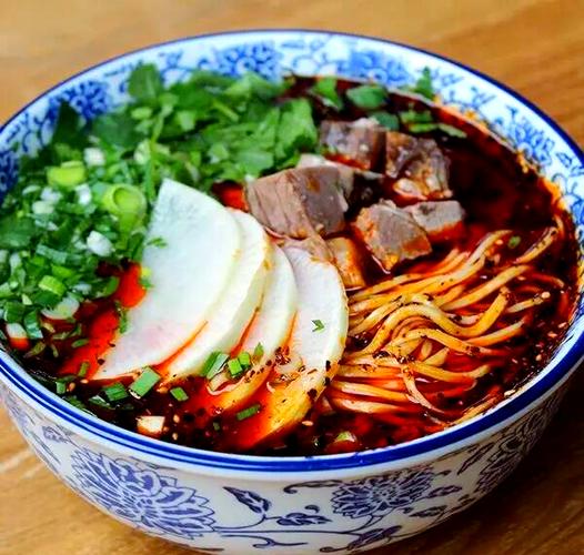 【非遗解码】黄河PH值成就牛肉面灵魂：非遗传承人揭秘"一清二白三红四绿"的化学密码