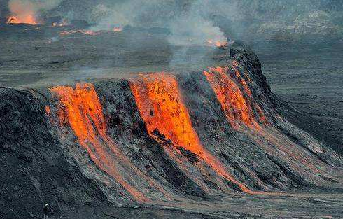 印尼火山喷发致巴厘岛机场关闭，旅游业损失超10亿美元‌