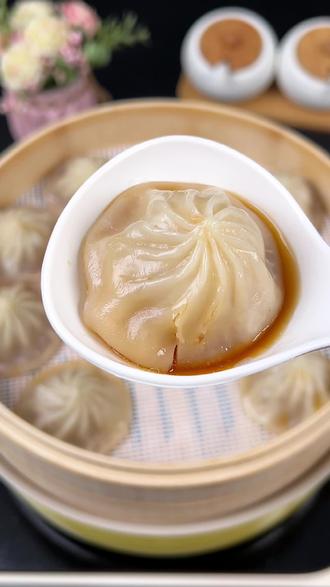 上海小笼包：皮薄汁多的鲜美